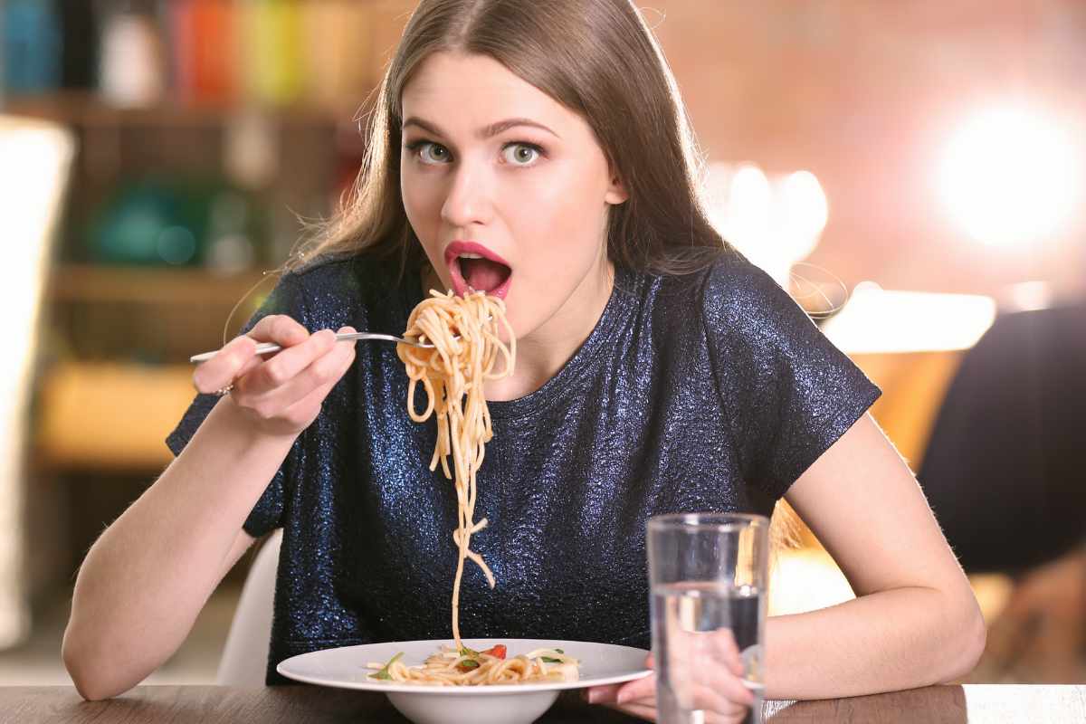 donna mangia la pasta