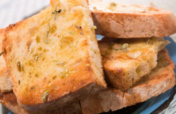 fette di pane tostate condite con olio e spezie 