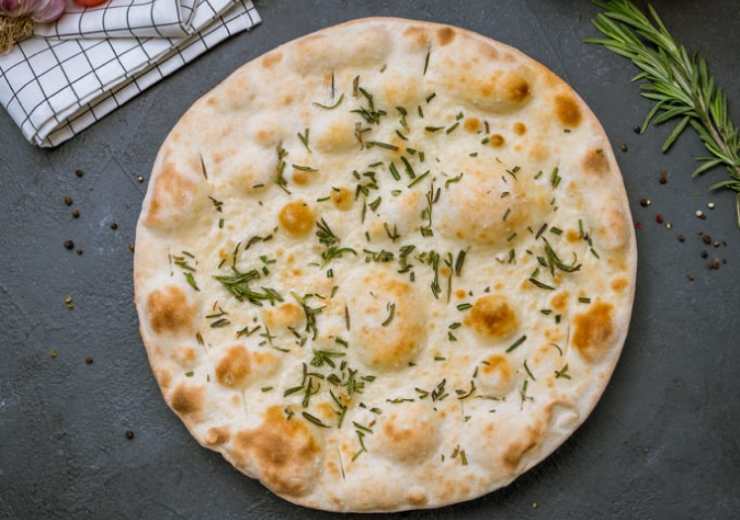 focaccia tonda con erbe aromatiche 