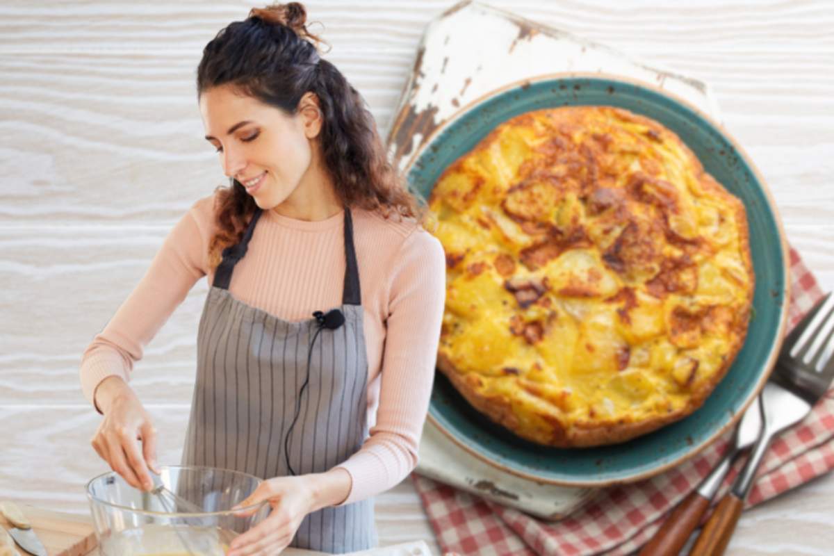 frittata con patate in un piatto e donna che sbatte le uova