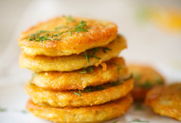 pila di frittelle di patate con spezie