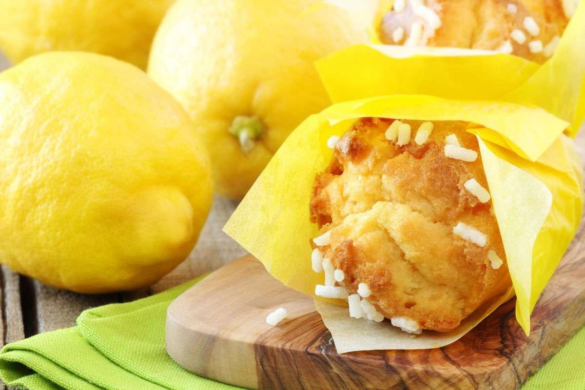 muffin al limoncello su tagliere con limoni interi