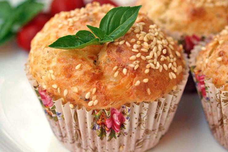 muffin salati poggiati su un tavolo 