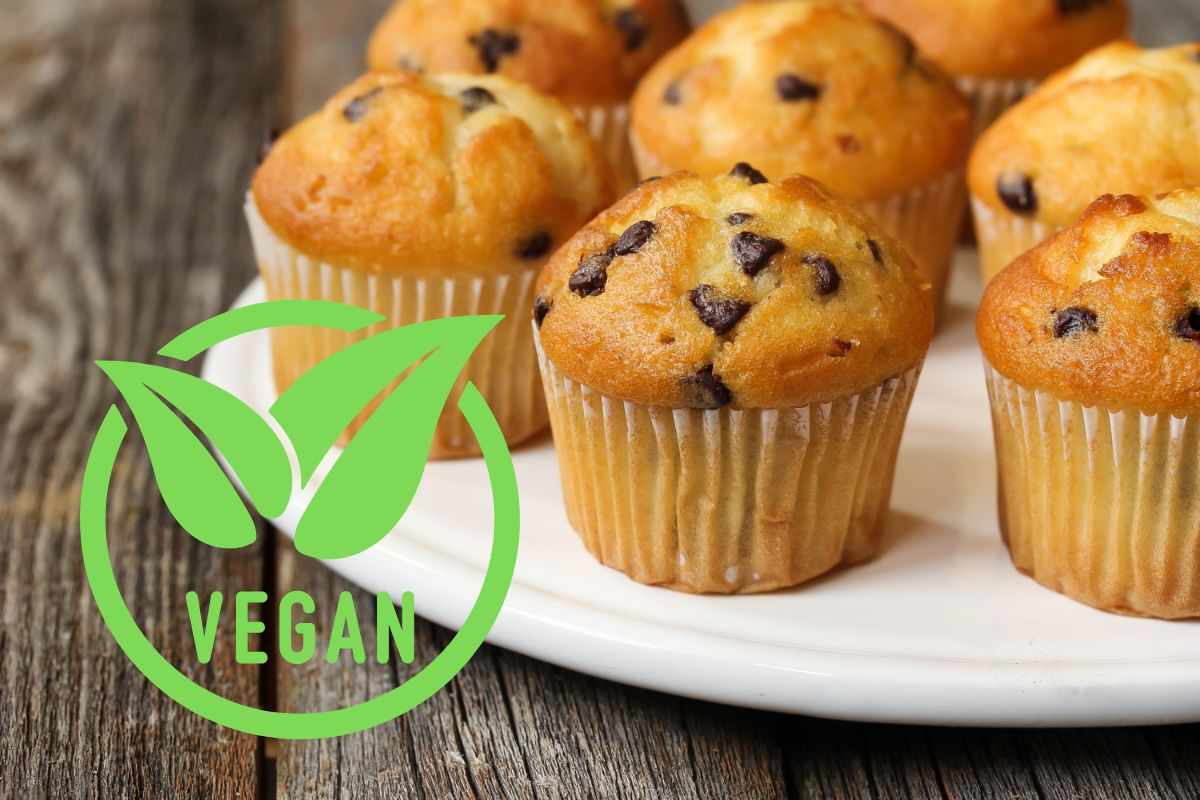 Anche se non hanno burro, latte e uova, questi muffin vegani sono davvero soffici e golosi: provali e diventano i tuoi preferiti