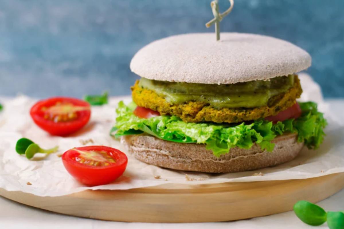 panino farcito con hamburger di verdure