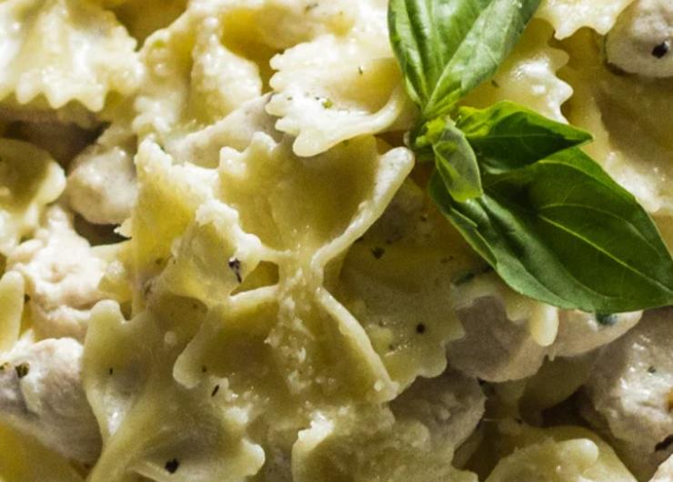 pasta a forma di farfalle con panna ed erbe aromatiche