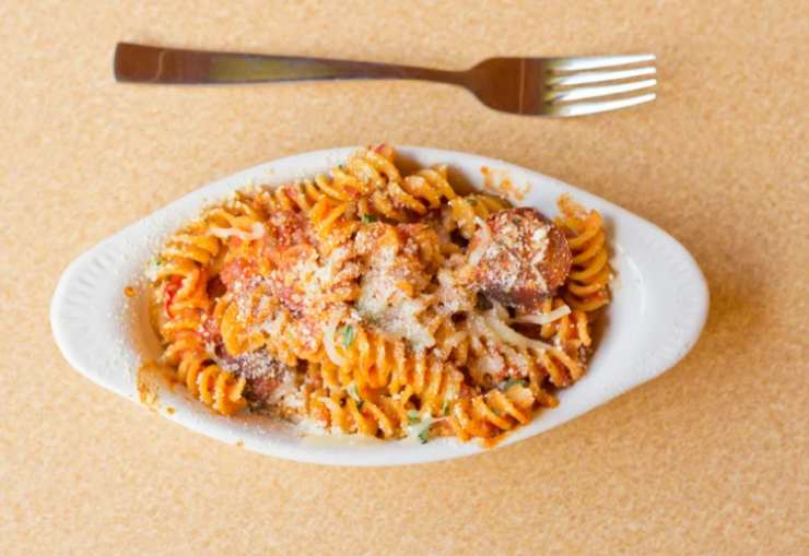 pirofila con pasta al pomodoro con parmigiano e salsicce