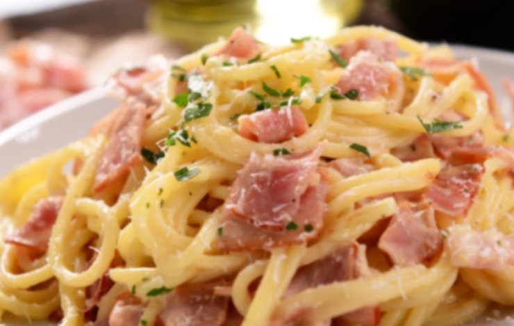 pasta con speck ed erbe aromatiche 