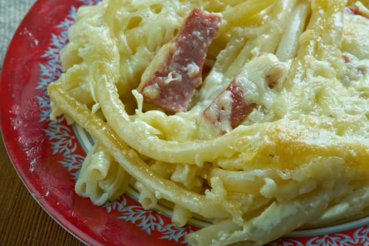 pasta cremosa con formaggio e salame