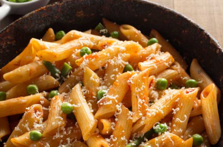 pasta e piselli cremosa con formaggio e sugo di pomodoro 