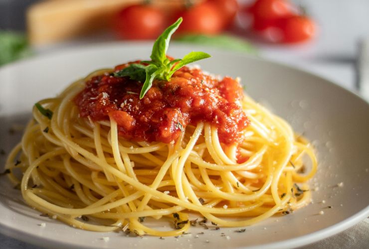 spaghetti con sugo di pomodoro e basilico