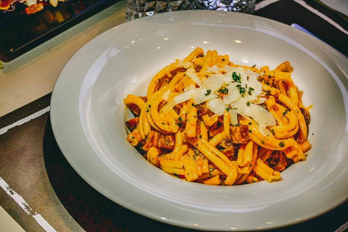 piatto di pasta con il sugo e scaglie di formaggio