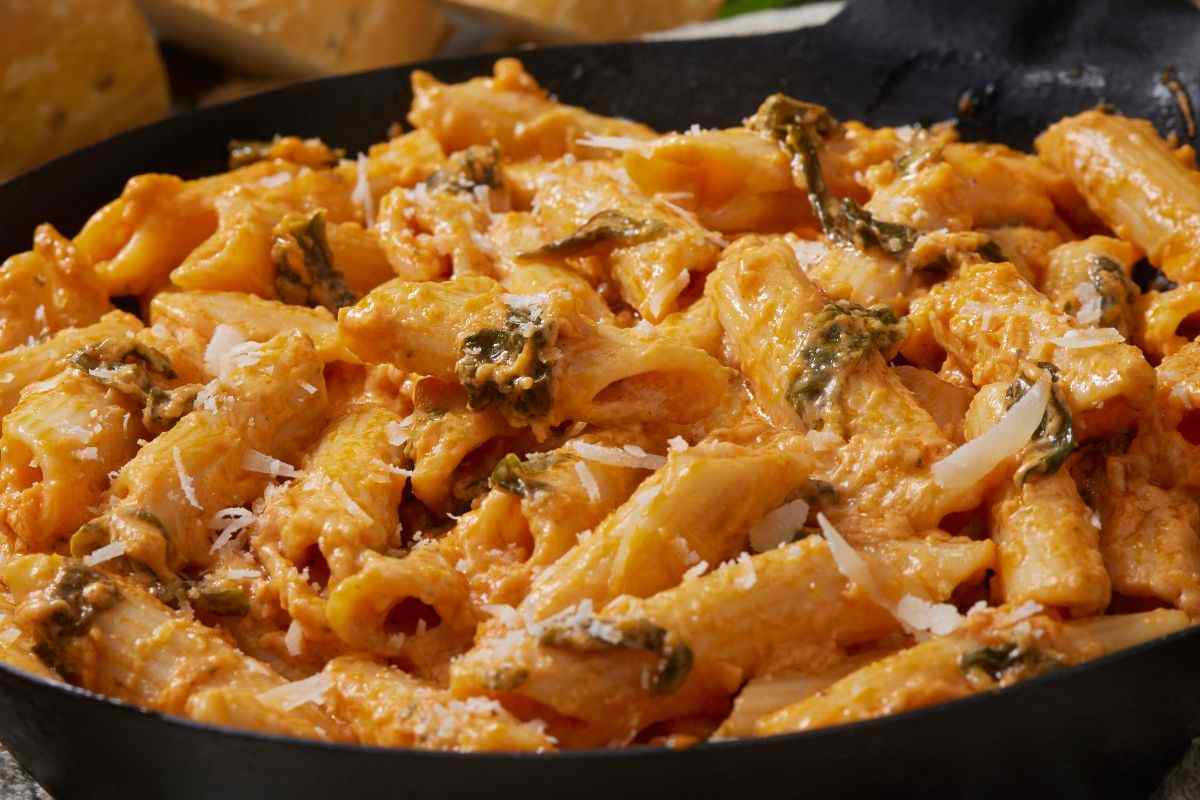 Aggiungi la panna al sugo di pomodoro e otterrai il condimento perfetto per il tuo piatto di pasta veloce