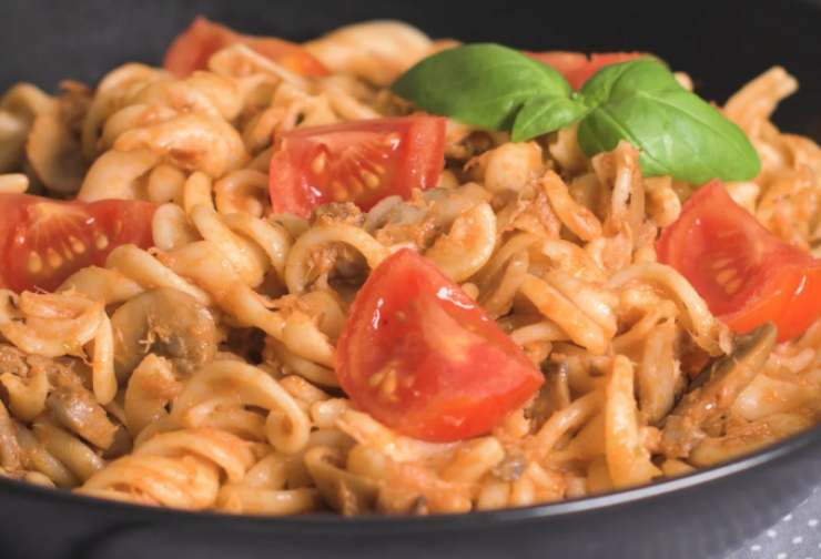 piatto di pasta con tonno e pomodoro