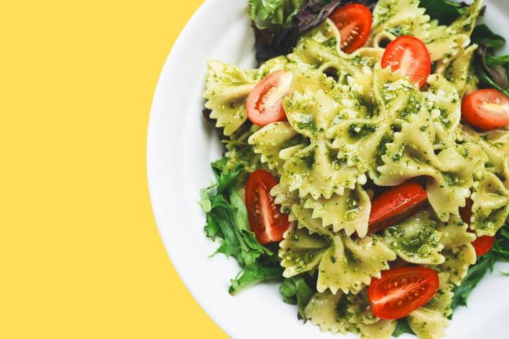 farfalle con pesto, rucola e pomodorini