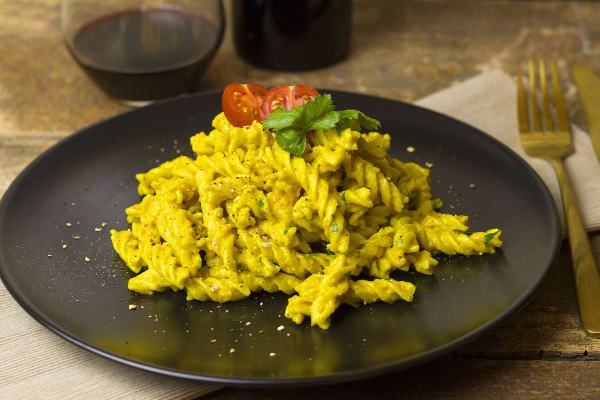 fusilli con il pesto e i pomodorini su piatto nero