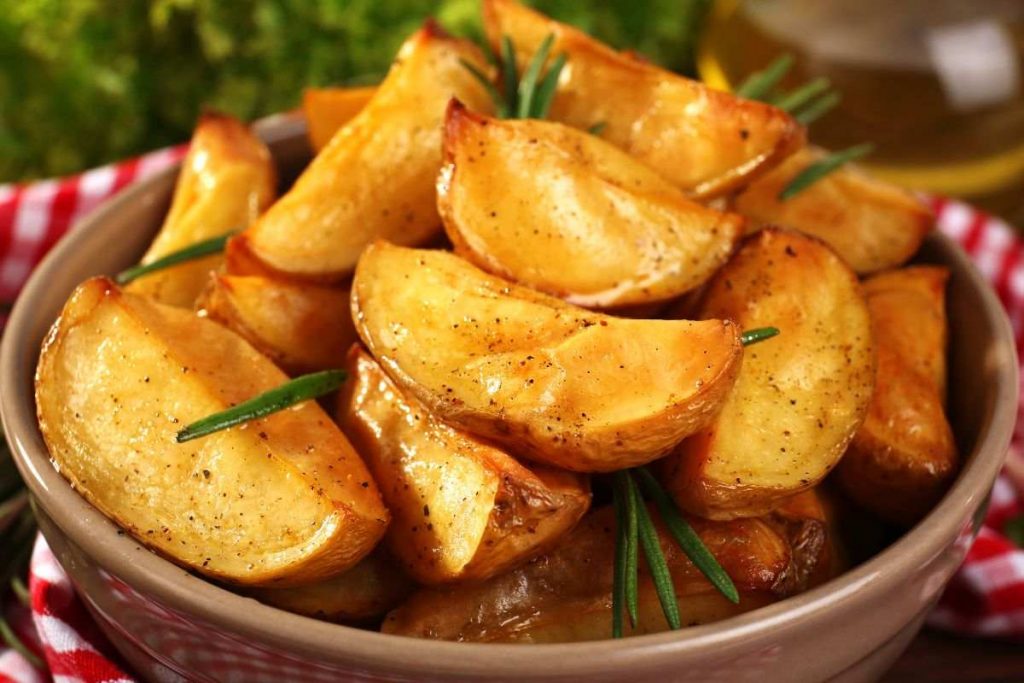 piatto con spicchi di patate con la buccia