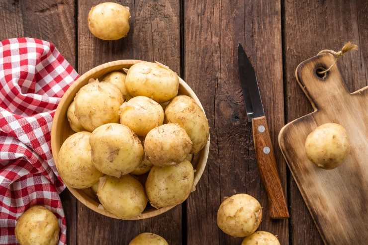 patate in una ciotola e su un tavolo visto dall'alto