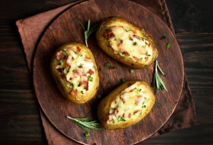 patate ripiene su vassoio di legno 