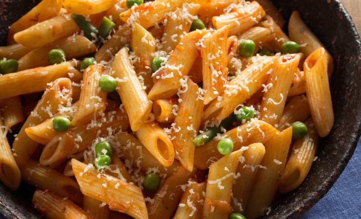 penne al sugo con piselli