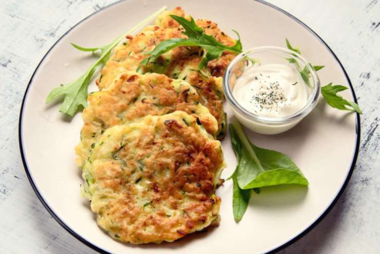 piatto bianco con frittelle di zucchine 