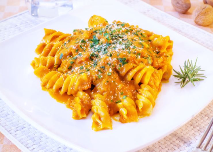 piatto bianco con pasta e zucca cremosa 