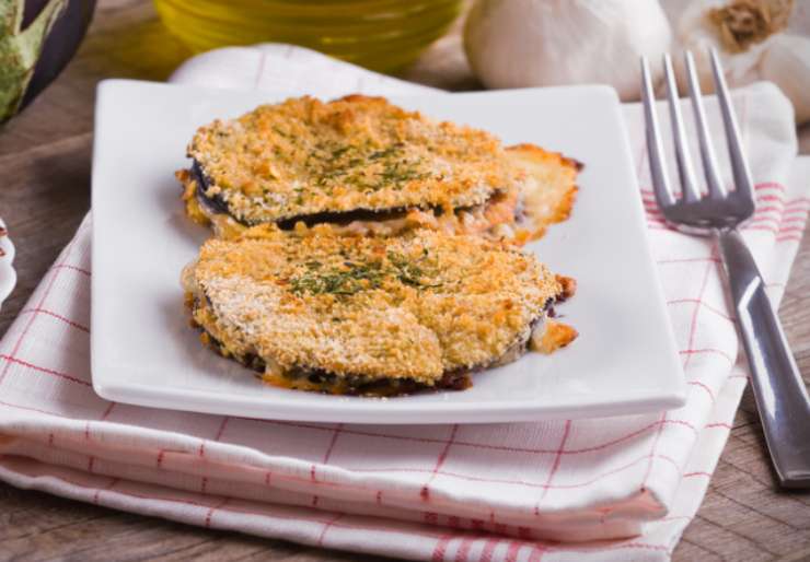 piatto con cotolette di melanzane e forchetta 