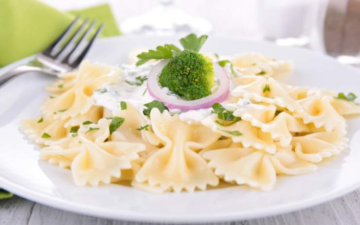 piatto di pasta a forma di farfalle con yogurt 