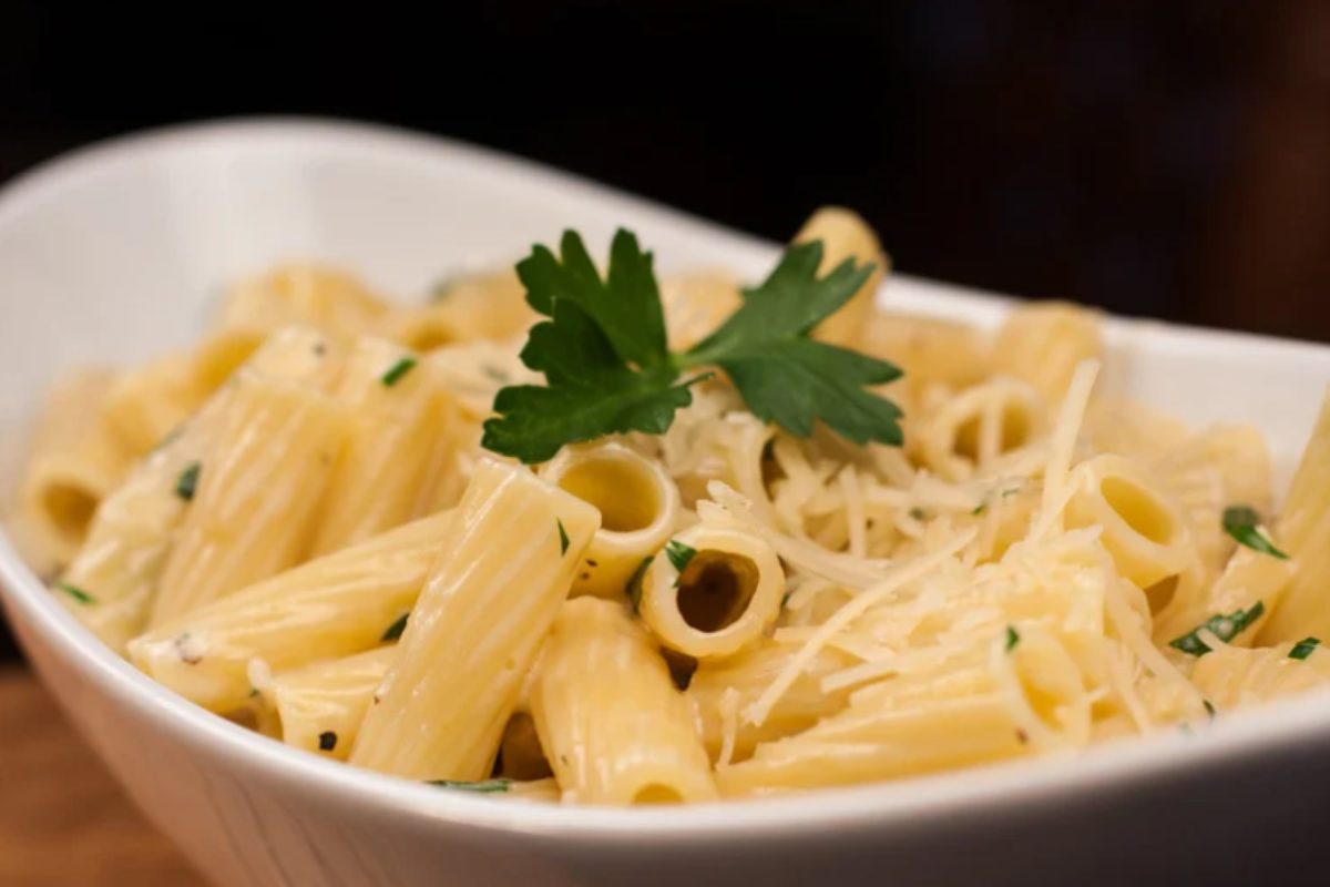 piatto di pasta ovale con formaggio e prezzemolo