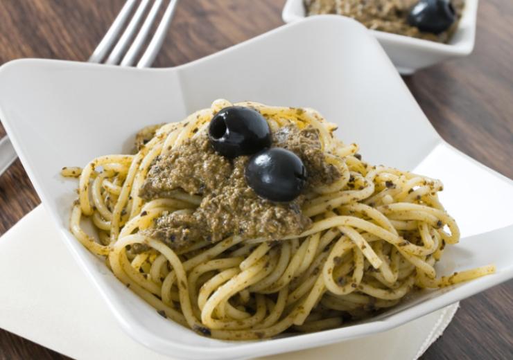 piatto quadrato con pasta condita con olive 