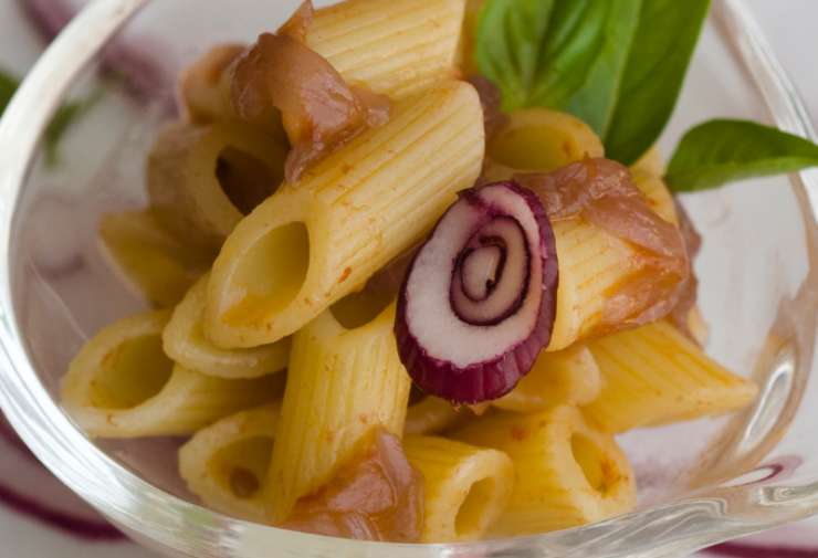 piatto trasparente con pasta e cipolle 