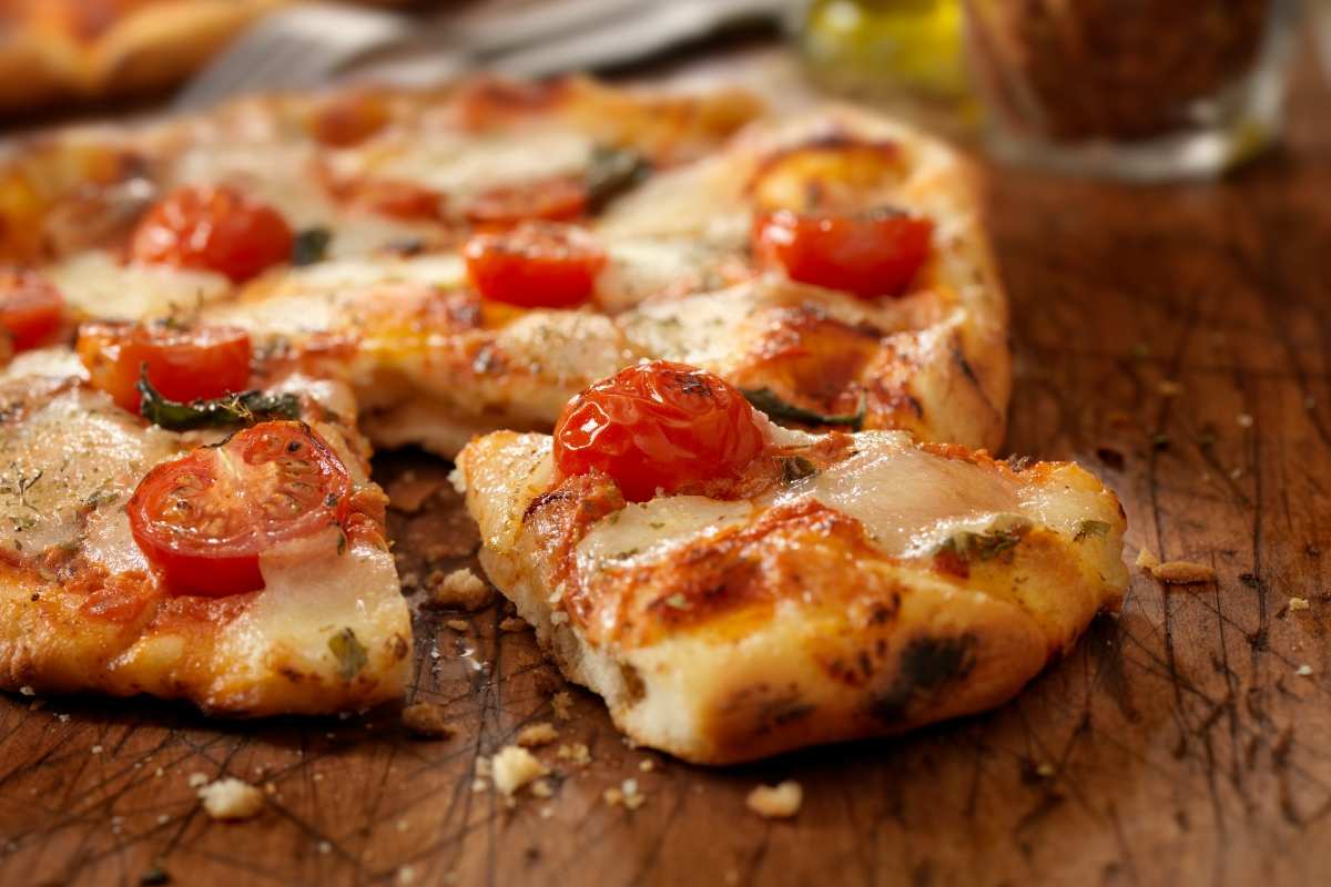 Voglio provare la famosa pizza liquida virale su TikTok per stasera: è perfetta, non impasto neppure con le mani e inforno in 10 minuti