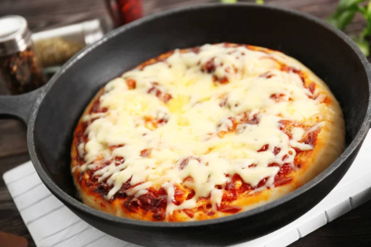 pizza con mozzarella e pomodoro in padella