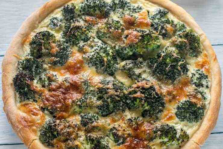 Pizza rustica con verdure e formaggio