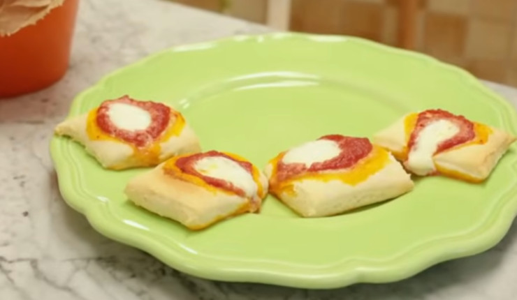 Pizzette rosse con mozzarella