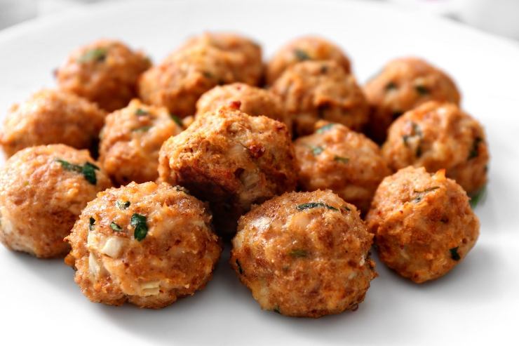 polpette di carne su un piatto bianco