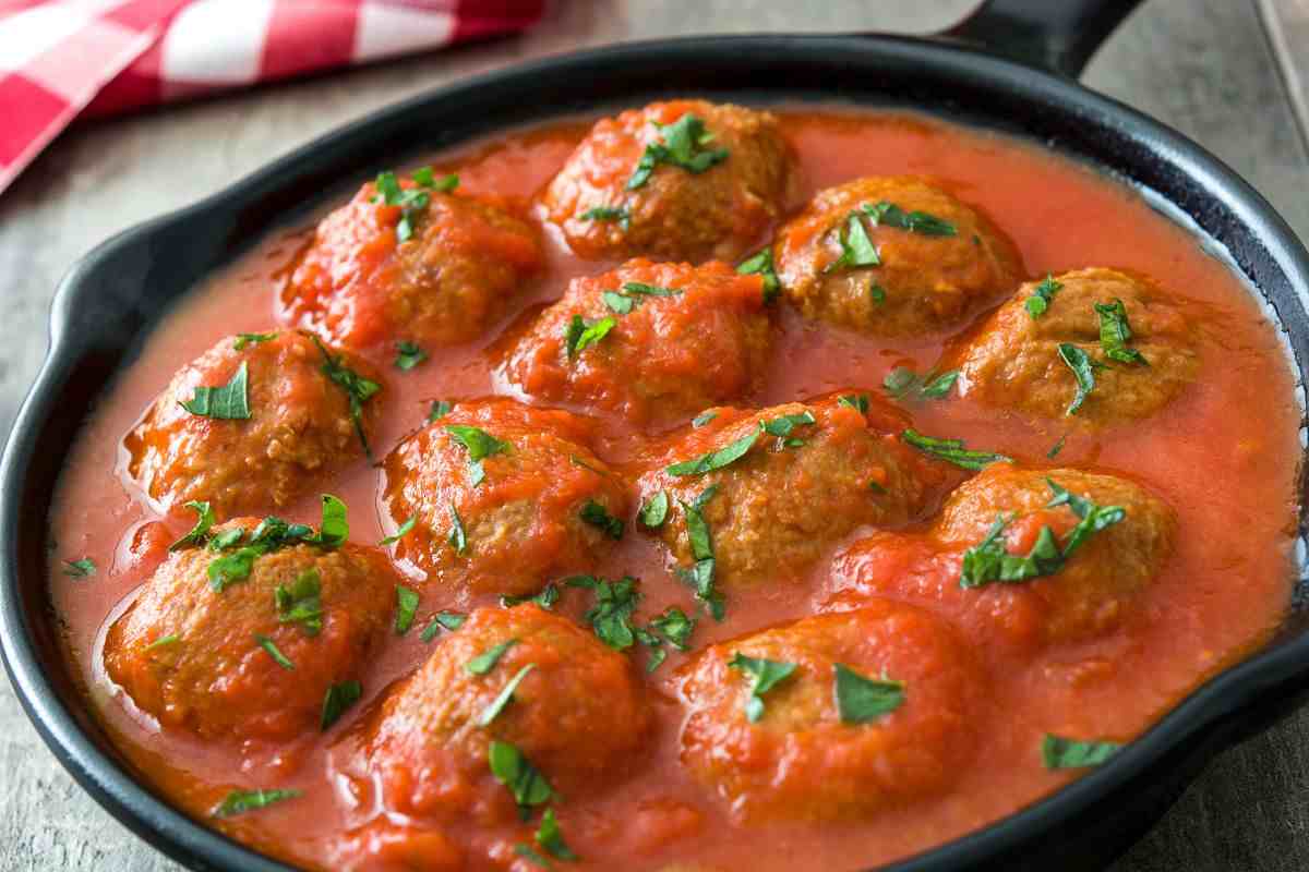 pentola con polpette di bollito al sugo