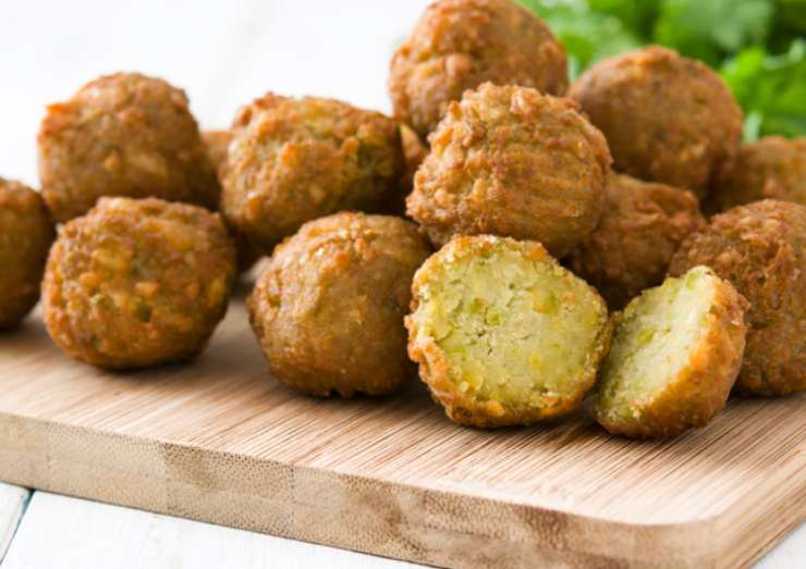 polpette fritte su tagliere 