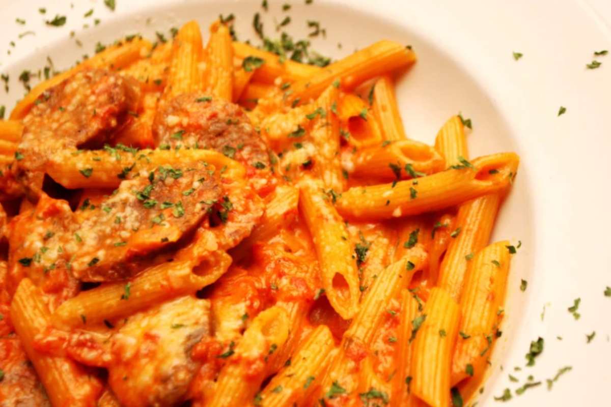 pasta con sugo di pomodoro e salsicce