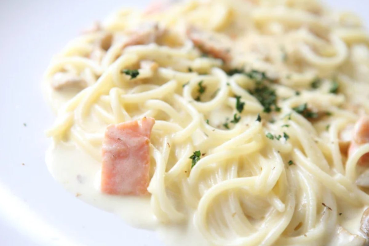 piatto di pasta cremoso con salmone