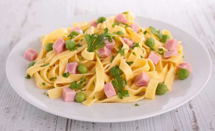 fettuccine con uovo, piselli e prosciutto