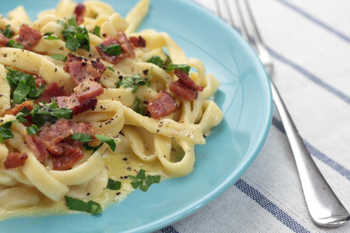 Ci vanno le uova ed è romano, ma non è la carbonara: buono come lo fa mia nonna questo primo, non lo fa nessuno