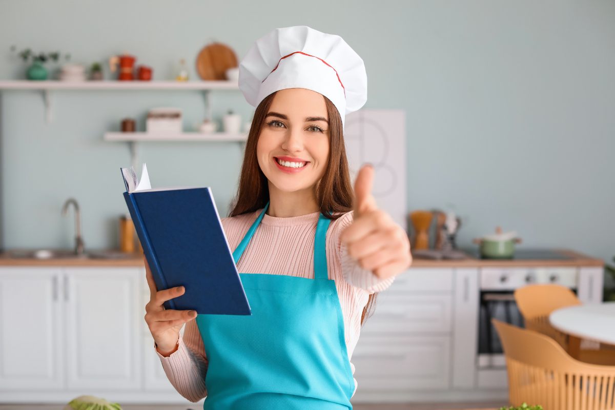 ragazza in cucina