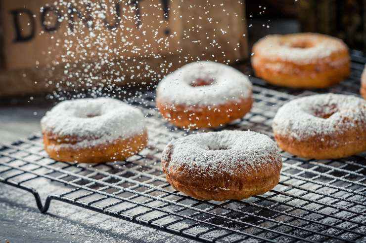 Mettere lo zucchero sulle ciambelline