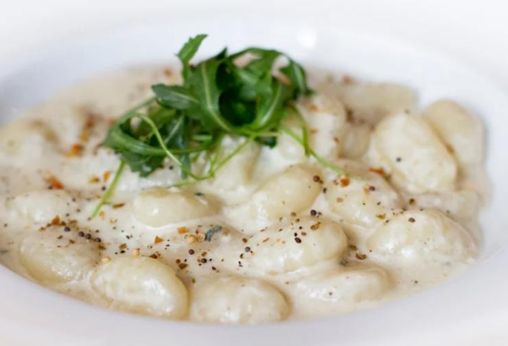 gnocchi cremosi con fonduta ed erbe aromatiche