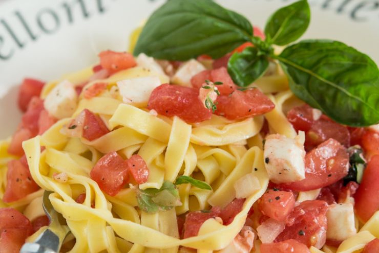 piatto di pasta con pomodori e mozzarella