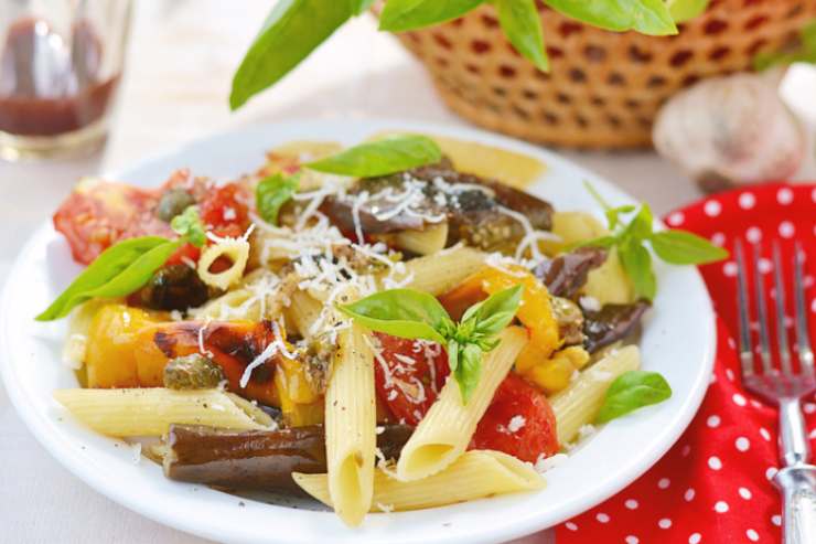 pasta con verdure ed erbe aromatiche in un piatto