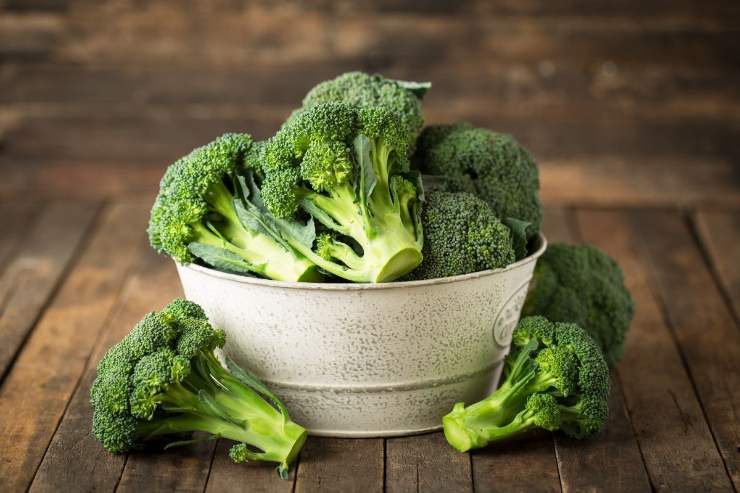 ciotola con broccoli crudi tagliati a cimette