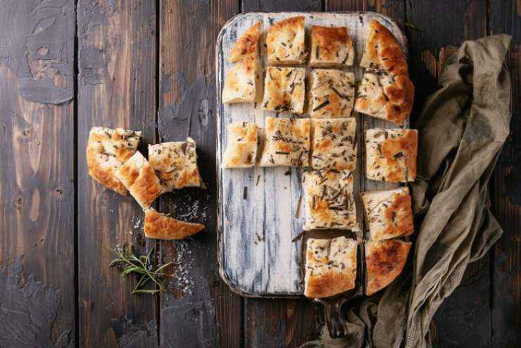 focaccia tagliata pezzi su di un tagliere