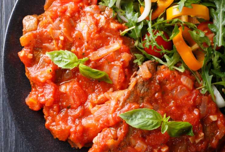 scaloppine di carne con pomodori e verdure 